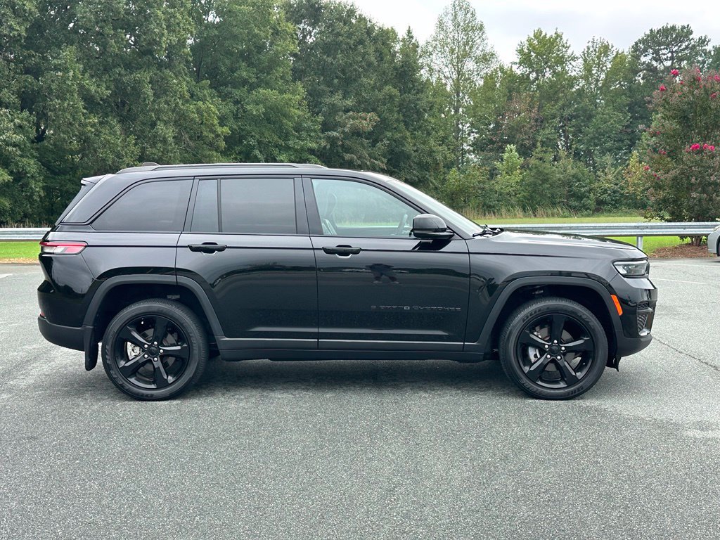 Used 2023 Jeep Grand Cherokee Altitude AWD/4WD image 10