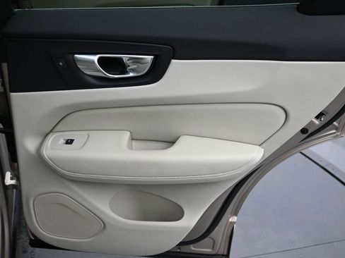 Certified 2023 Volvo XC60 B5 Plus AWD/4WD image 16