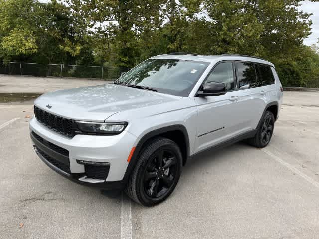 Used 2024 Jeep Grand Cherokee L Limited w/ Black Appearance Package AWD/4WD image 4