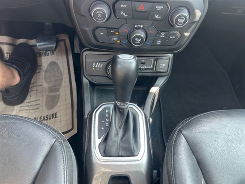 Used 2018 Jeep Renegade Limited w/ UConnect 8.4 Nav Group AWD/4WD image 25
