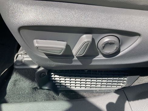 Used 2021 Toyota Sienna XLE w/ XLE Plus Package FWD image 23