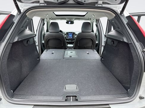 Used 2025 Volvo XC40 B5 Core image 23