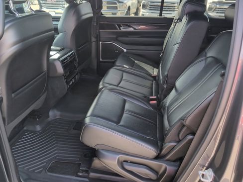 Used 2023 Jeep Wagoneer 4WD image 18