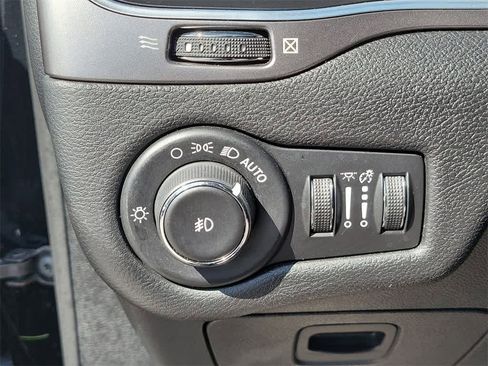 Used 2020 Jeep Cherokee Latitude Plus image 23