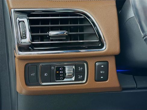 Used 2022 Lincoln Navigator L Reserve AWD/4WD image 17