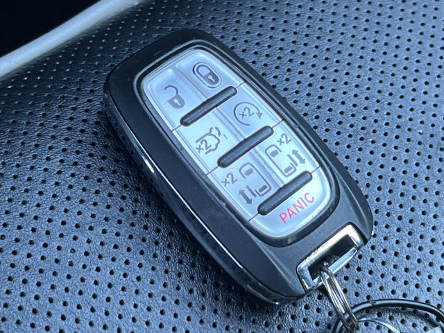 Used 2025 Chrysler Pacifica Limited FWD image 15