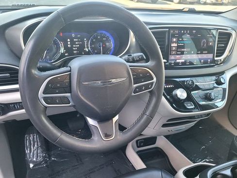 Used 2023 Chrysler Pacifica Touring-L FWD image 6