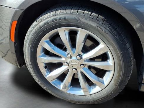 Used 2019 Chrysler 300 Touring w/ Driver Convenience Group image 19