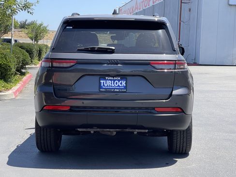 Used 2023 Jeep Grand Cherokee Altitude AWD/4WD image 4