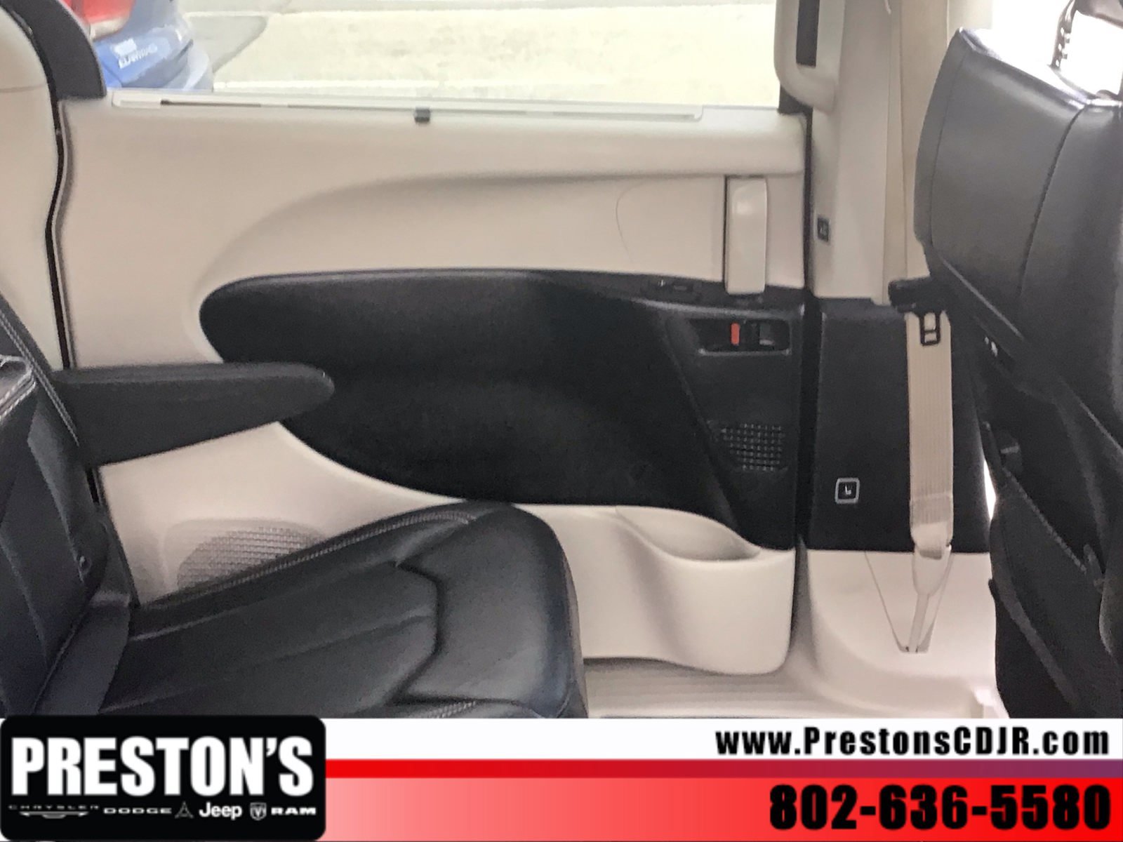 Used 2024 Chrysler Pacifica Touring-L FWD image 26