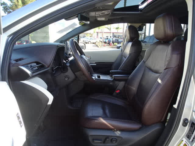 Used 2024 Toyota Sienna Platinum FWD image 17