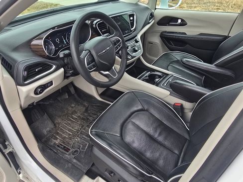 Used 2022 Chrysler Pacifica Limited image 26