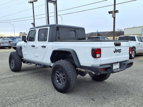 Used 2025 Jeep Gladiator Sport image 2