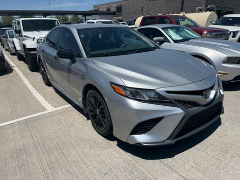 Used 2020 Toyota Camry SE FWD image 3