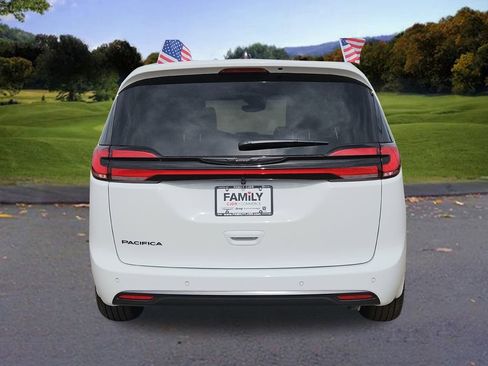 New 2026 Chrysler Pacifica Select image 4