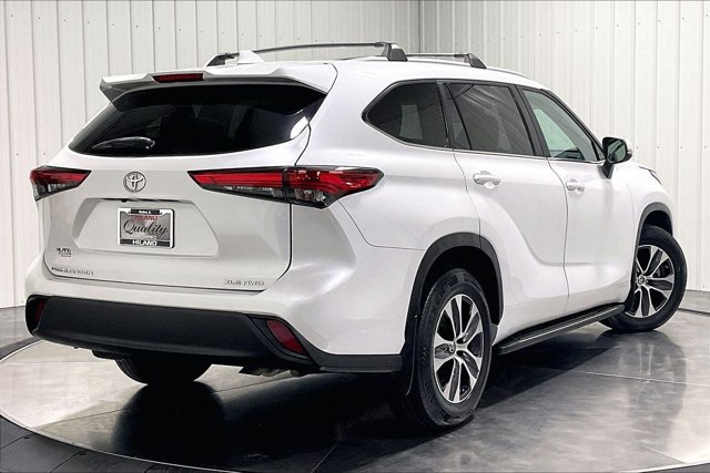 Used 2023 Toyota Highlander XLE AWD/4WD image 13