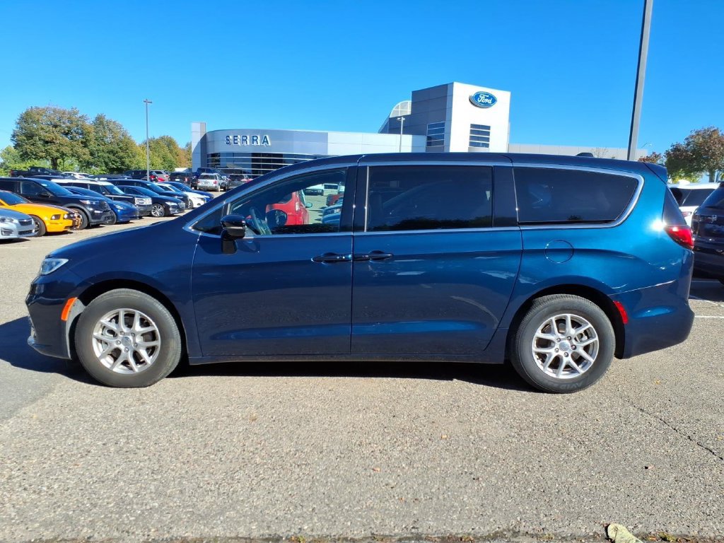Used 2025 Chrysler Pacifica Select FWD image 2