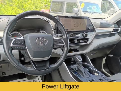 Used 2023 Toyota Highlander XLE AWD/4WD image 10