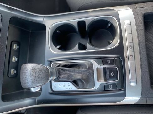 Used 2022 Kia Carnival LX FWD image 9