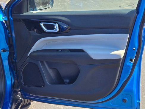 Used 2025 Jeep Compass Limited image 6