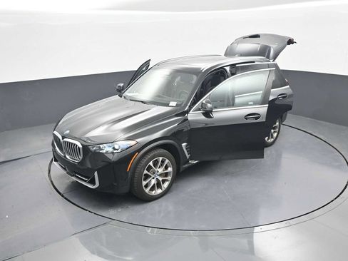 Used 2025 BMW X5 xDrive50e AWD/4WD image 49