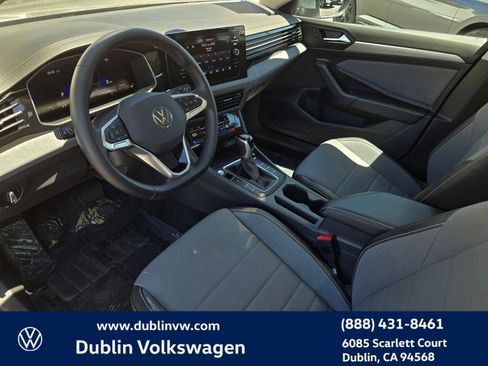 Used 2025 Volkswagen Jetta SE w/ Sunroof Package FWD image 9