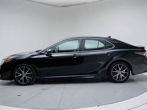 Used 2023 Toyota Camry SE image 2