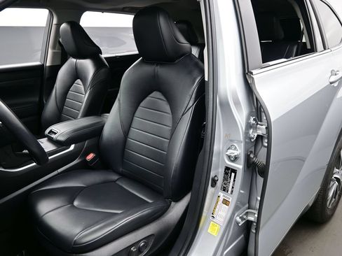 Used 2023 Toyota Highlander XLE FWD image 12
