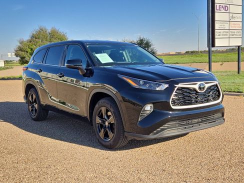 Used 2025 Toyota Highlander LE FWD image 7
