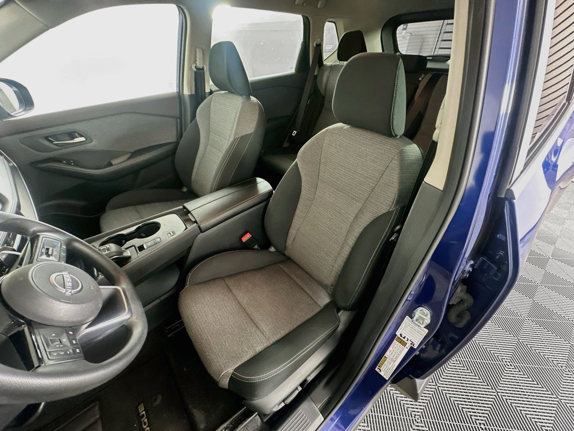 Used 2023 Nissan Rogue SV FWD image 13
