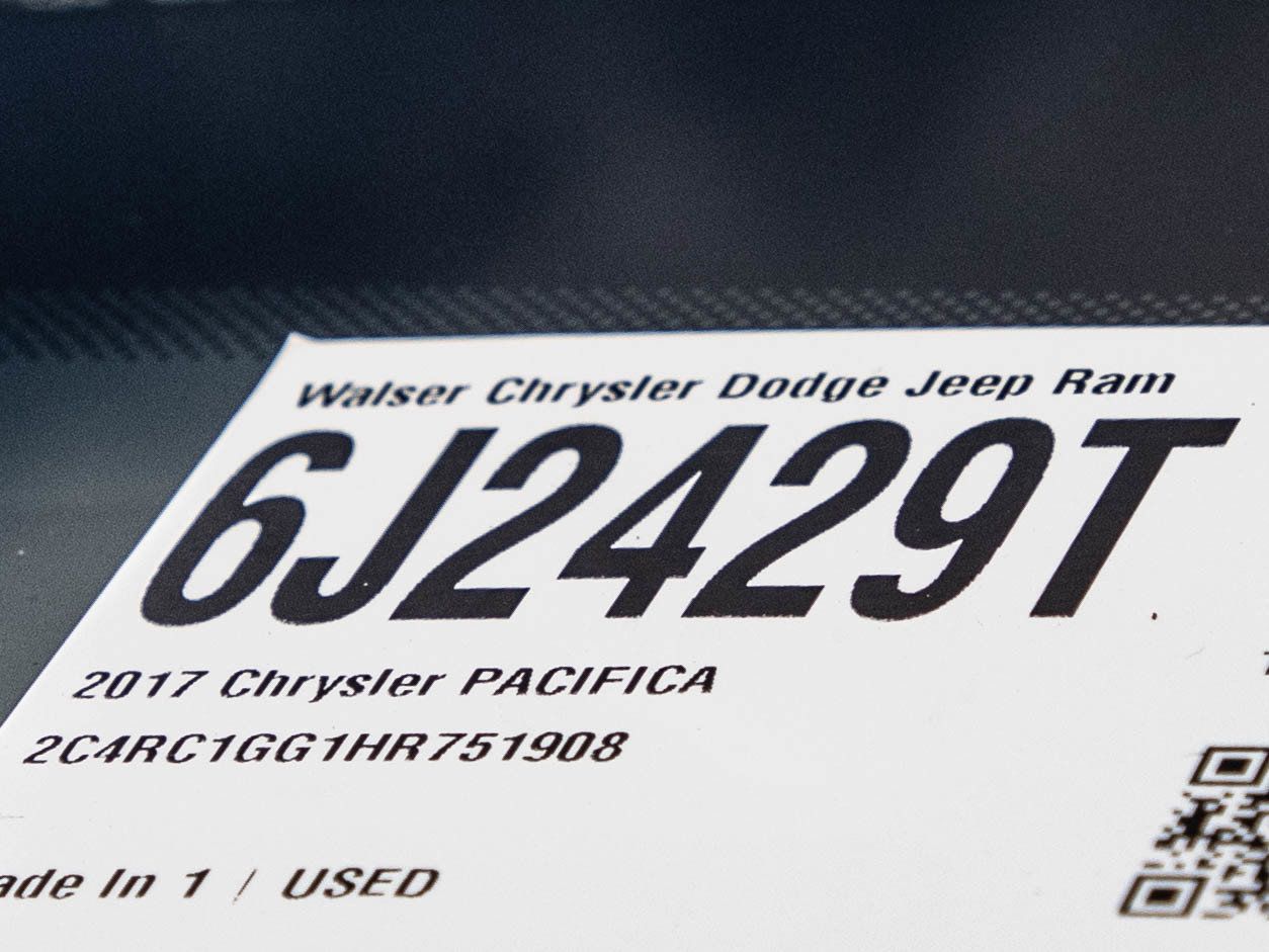 Used 2017 Chrysler Pacifica Limited FWD image 33