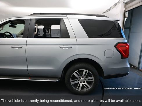 Used 2022 Ford Expedition XLT image 3