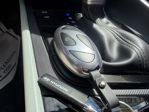 Certified 2025 Hyundai Elantra Limited FWD image 38