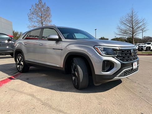 Used 2025 Volkswagen Atlas Cross Sport SE image 4