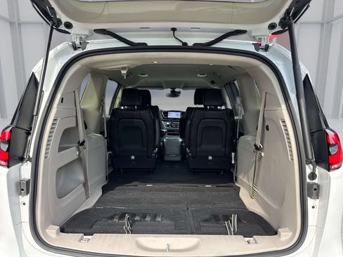 Used 2023 Chrysler Pacifica Touring-L FWD image 19