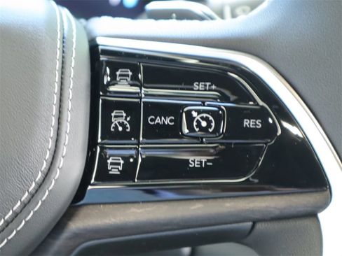 Used 2023 Jeep Grand Cherokee Overland w/ Luxury Tech Group IV AWD/4WD image 10