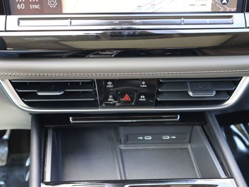Used 2024 Volkswagen Atlas SEL AWD/4WD image 21