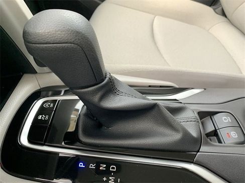 Used 2025 Toyota Corolla Cross L image 25