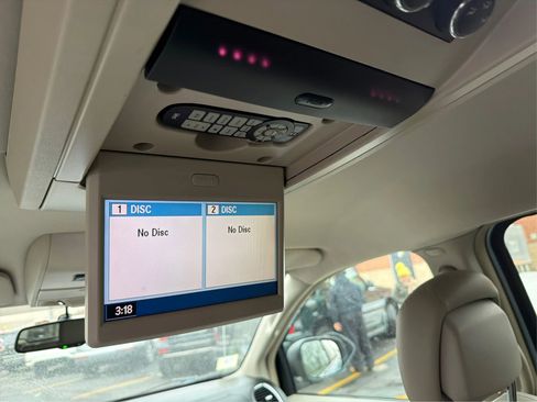 Used 2013 Chrysler Town & Country Touring image 21