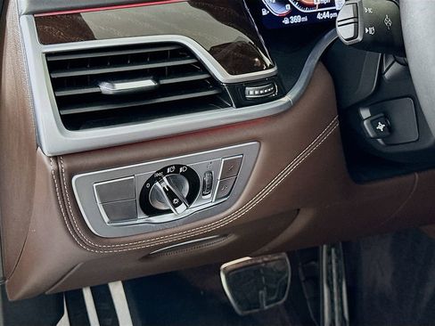 Used 2022 BMW M760i xDrive w/ Luxury Rear Seating Package image 10