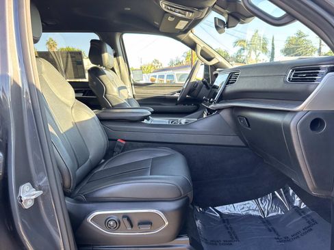 Used 2023 Jeep Wagoneer L Series III w/ Preferred Equipment Group image 29