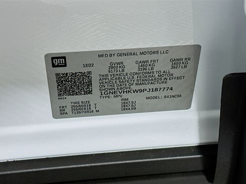 Used 2023 Chevrolet Traverse LT w/ Rear Camera Mirror Package image 12