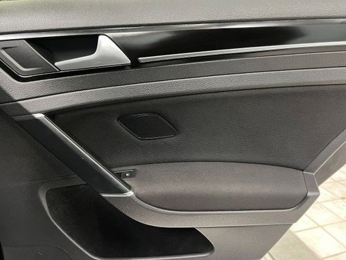 Used 2017 Volkswagen Golf S image 33