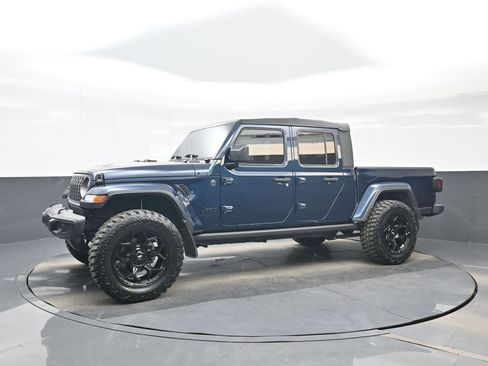 Used 2025 Jeep Gladiator Sport AWD/4WD image 2