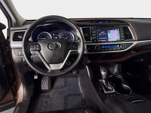 Used 2019 Toyota Highlander Limited Platinum FWD image 25