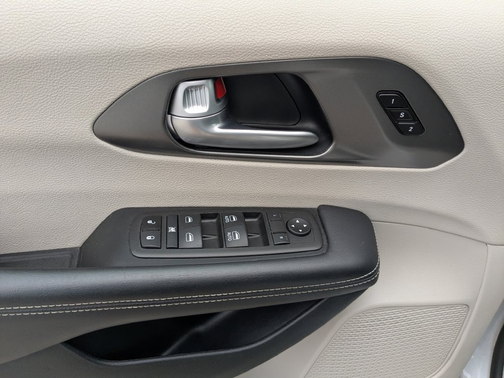 Used 2024 Chrysler Pacifica Touring-L FWD image 24