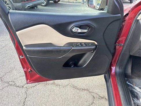 Used 2017 Jeep Cherokee Limited image 13