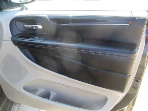 Used 2018 Dodge Grand Caravan SXT image 33