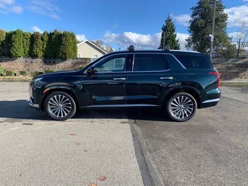 Used 2023 Hyundai Palisade Calligraphy image 2