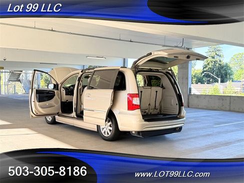 Used 2013 Chrysler Town & Country Touring FWD image 31